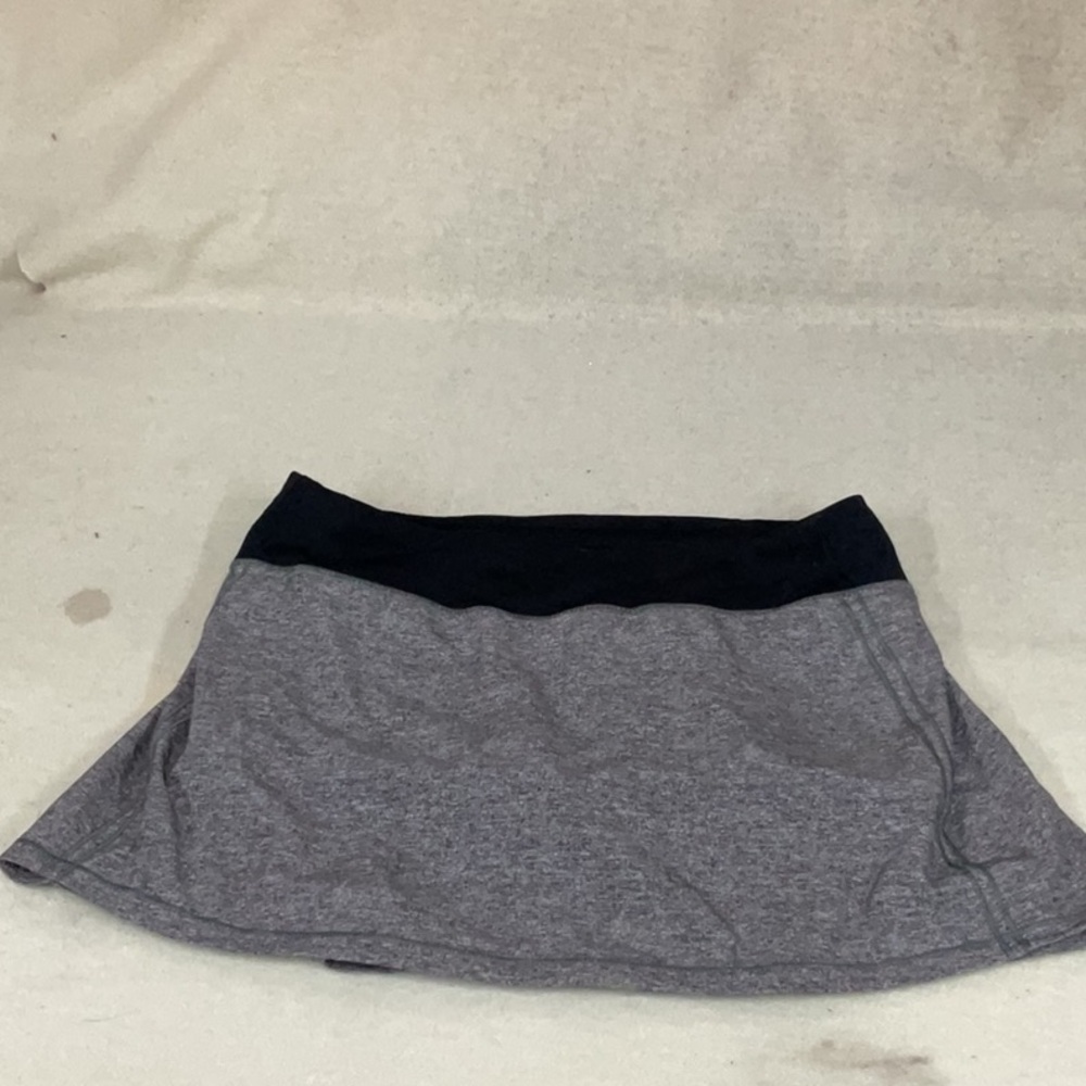 EUC Woman’s Lululemon skirt with built in shorts